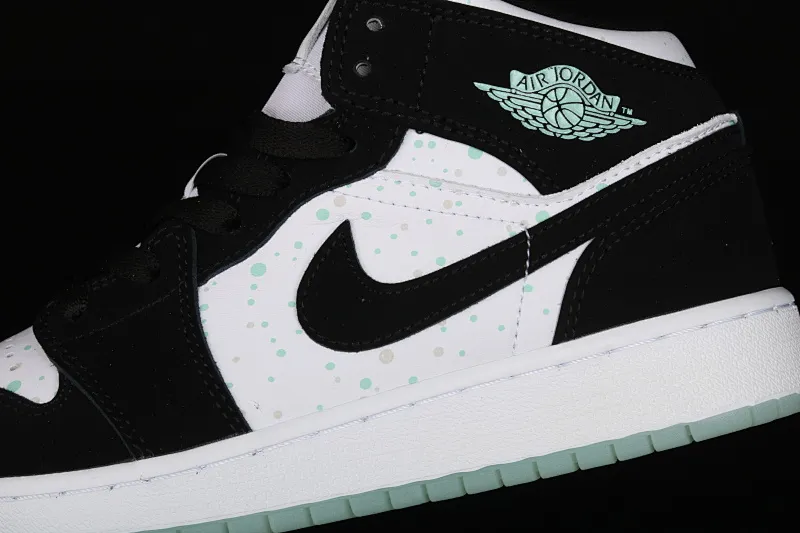 All categories Air Jordan Jordan series basketball shoes Air Jordan 1 Mid Air Jordan 1 Mid AJ1 Joe 1 black and white color luminous starry mid-top BQ6931-103